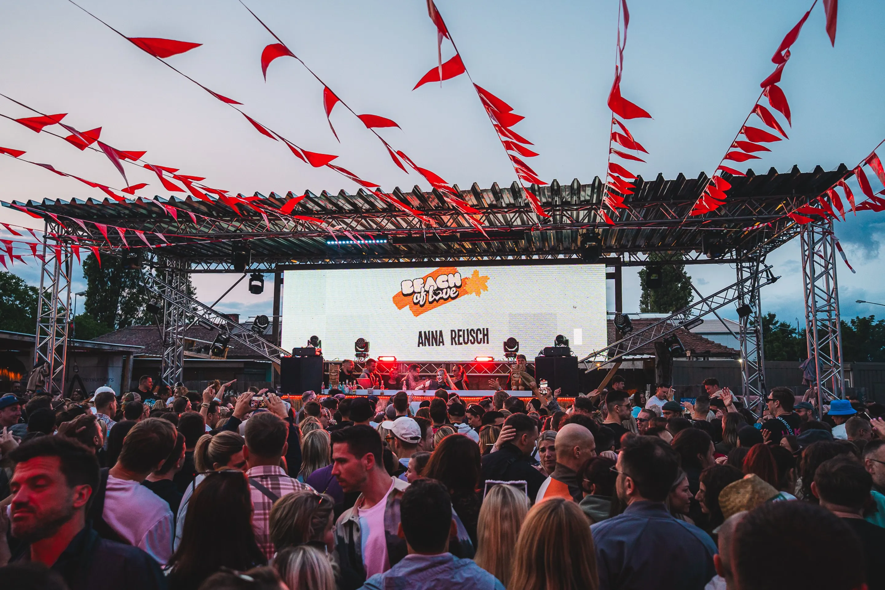 Bühne der Beach of Love mit rot-weißen Wimpeln