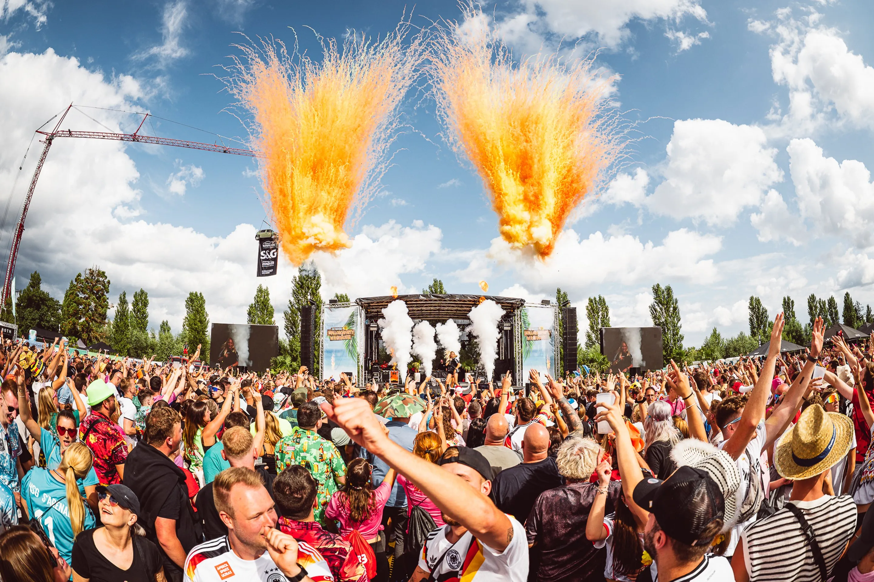 Feuersäulen und jubelndes Publikum auf einem Sommer-Open-Air