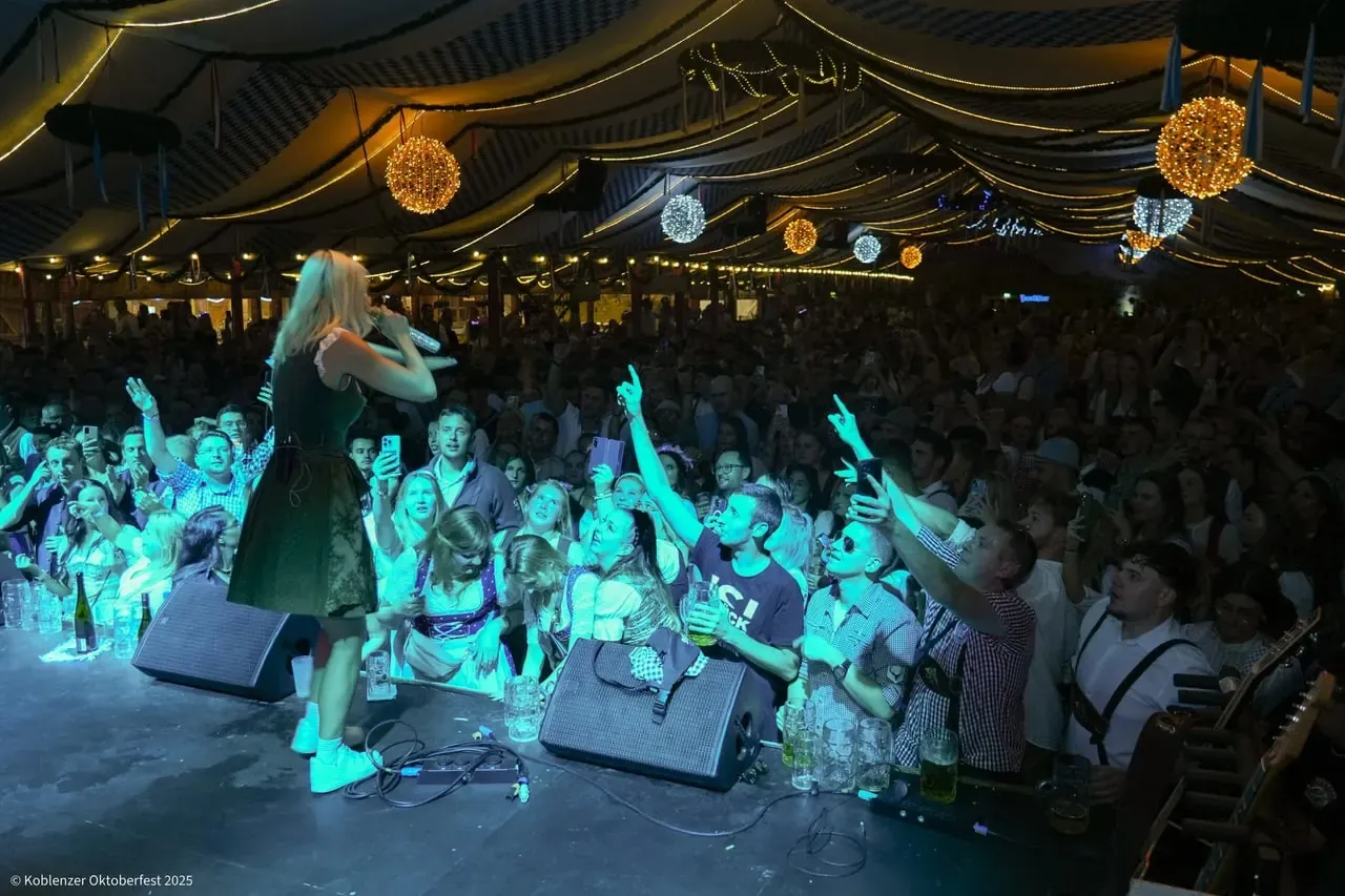 Sängerin auf der Bühne im Festzelt des Koblenzer Oktoberfests