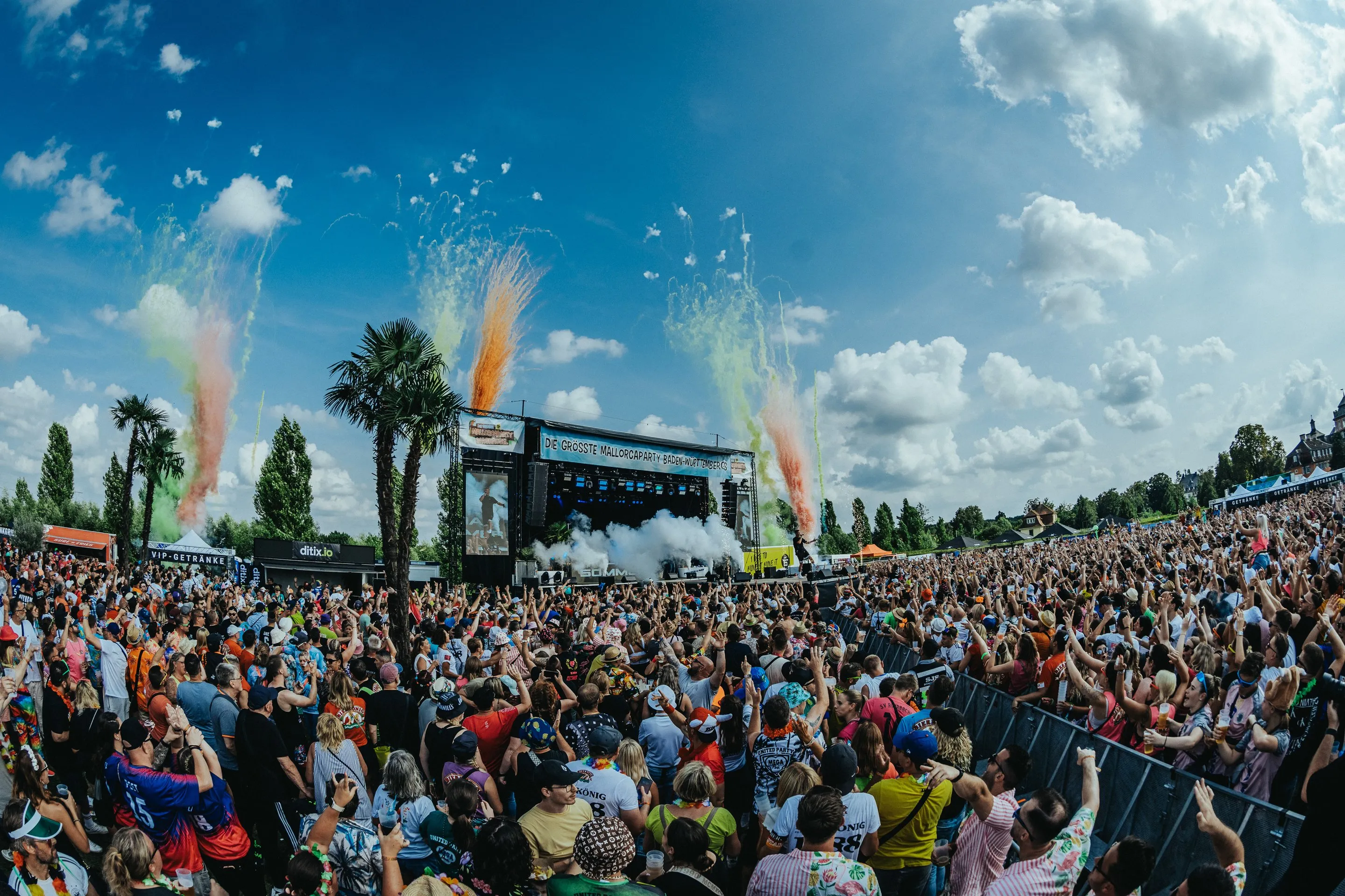 Pyrotechnik über dem Open-Air-Gelände an einem Sommertag